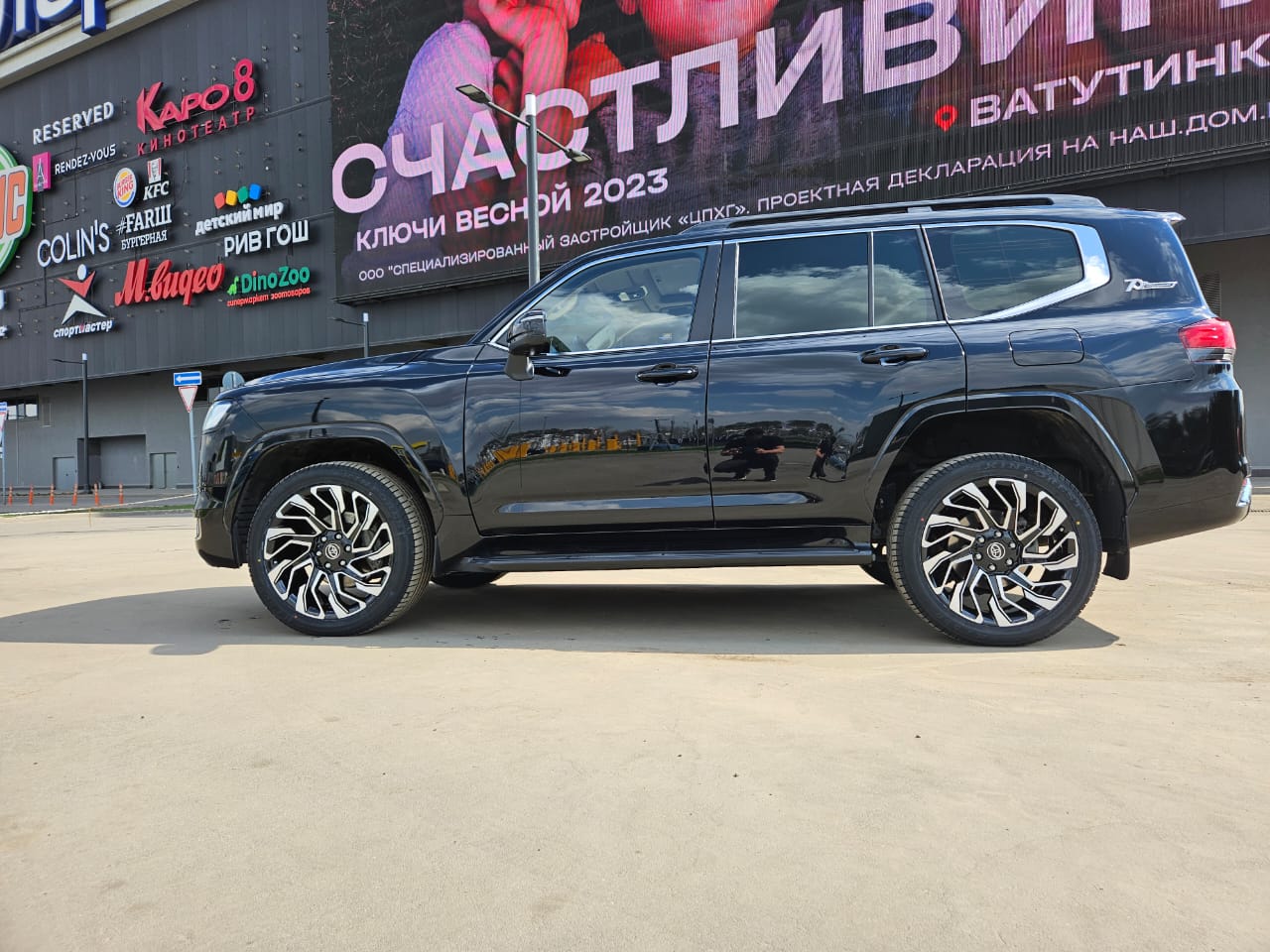 Toyota Land Cruiser 300 на 22" кованых дисках нашего производства фото 2